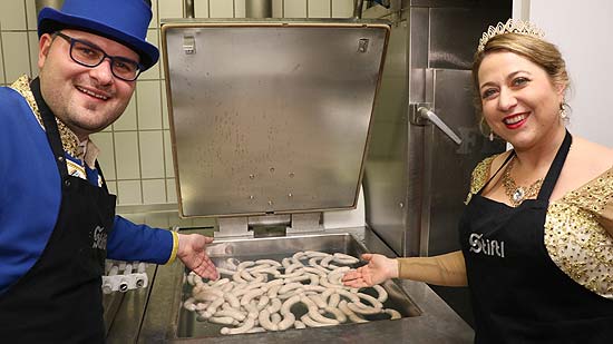 Narrhalla Prinzenpaar 2018 Prinzessin Janina I. (Homann) und Prinz Sebastian I. (Kriesel) : mit den selbst gefertigten Weißwürsten im Zum Spöckmeier" (©Foto.Martin Schmitz)